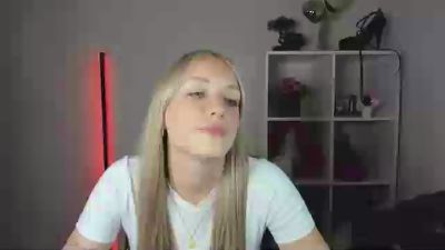 EvelynBlond live cam on Cam4