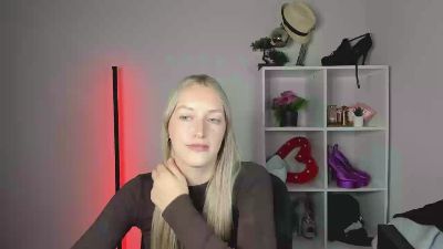 EvelynBlond live cam on Cam4