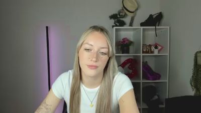 EvelynBlond live cam on Cam4