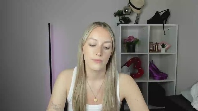 EvelynBlond live cam on Cam4