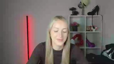 EvelynBlond live cam on Cam4