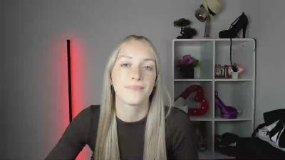 EvelynBlond live cam on Cam4