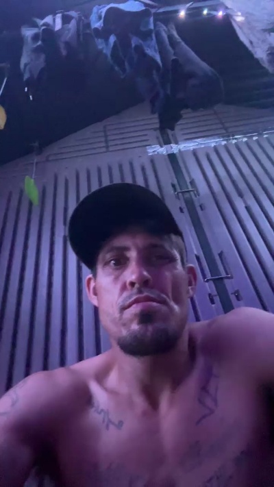 Ezdoesit420 live cam on Cam4