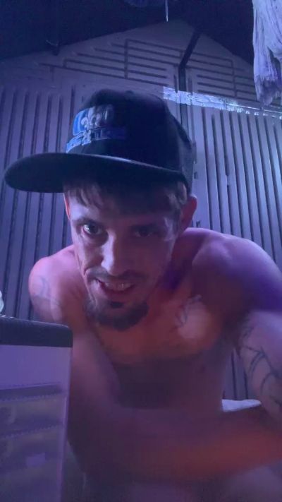 Ezdoesit420 live cam on Cam4