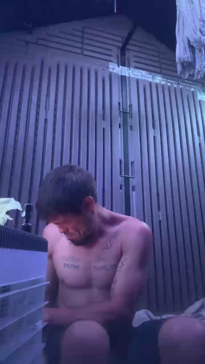 Ezdoesit420 live cam on Cam4