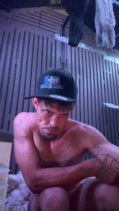 Ezdoesit420 live cam on Cam4