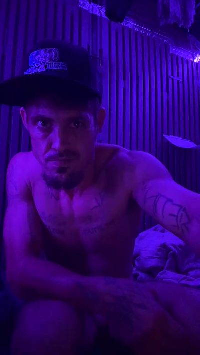 Ezdoesit420 live cam on Cam4