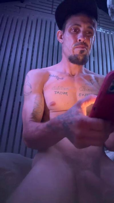 Ezdoesit420 live cam on Cam4