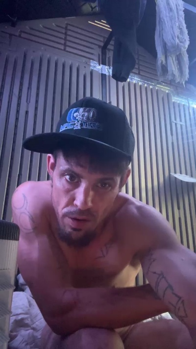 Ezdoesit420 live cam on Cam4