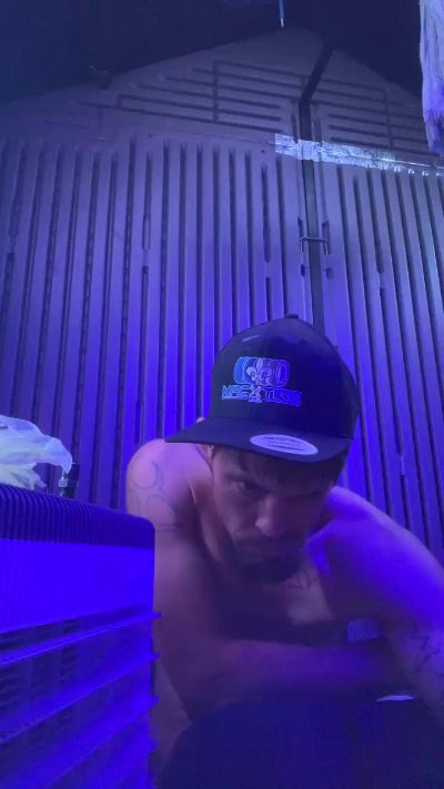 Ezdoesit420 live cam on Cam4