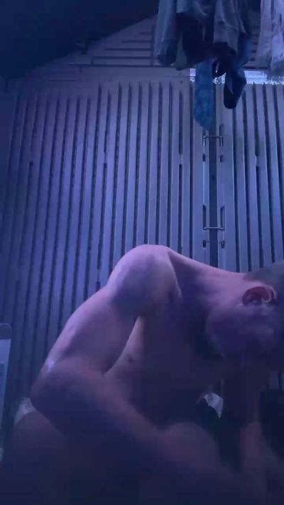 Ezdoesit420 live cam on Cam4