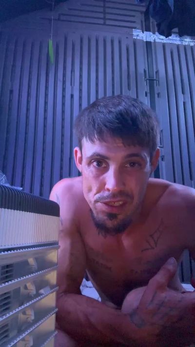 Ezdoesit420 live cam on Cam4