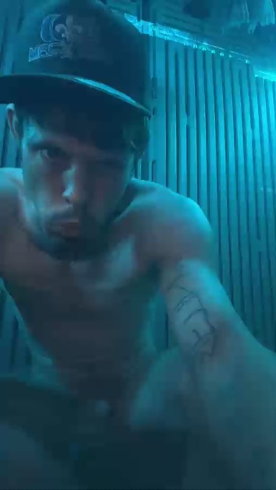 Ezdoesit420 live cam on Cam4