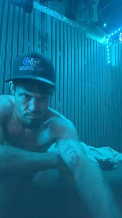 Ezdoesit420 live cam on Cam4
