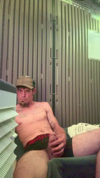 Ezdoesit420 live cam on Cam4
