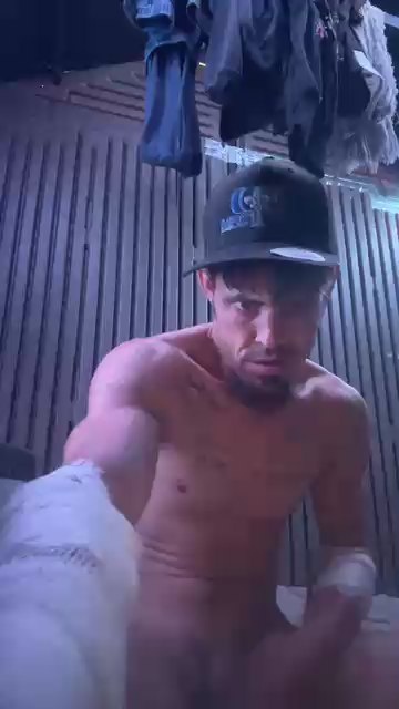 Ezdoesit420 live cam on Cam4