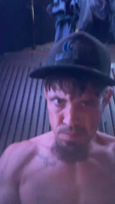 Ezdoesit420 live cam on Cam4