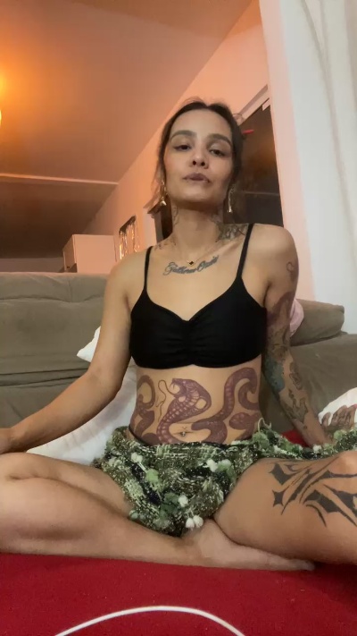 Fadadoyoga live cam on Cam4