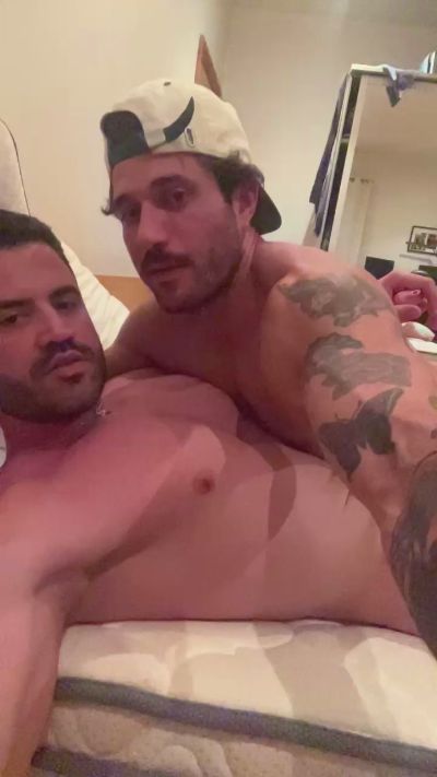 Favicouple live cam on Cam4