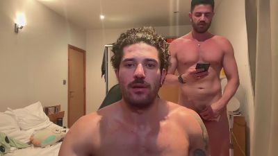 Favicouple live cam on Cam4