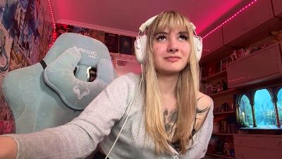 FayeMeierhofer live cam on Cam4
