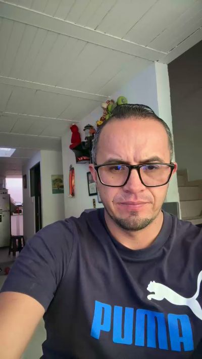 Frekman1722 live cam on Cam4