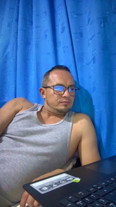 Frekman1722 live cam on Cam4
