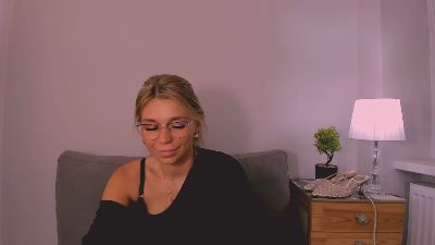 FreyaDoll live cam on Cam4