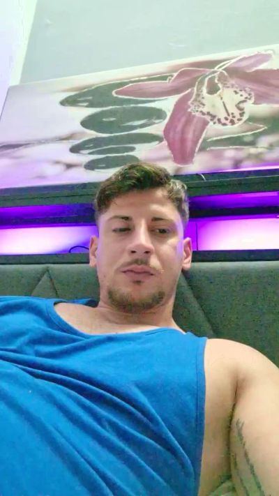 Friend999 live cam on Cam4
