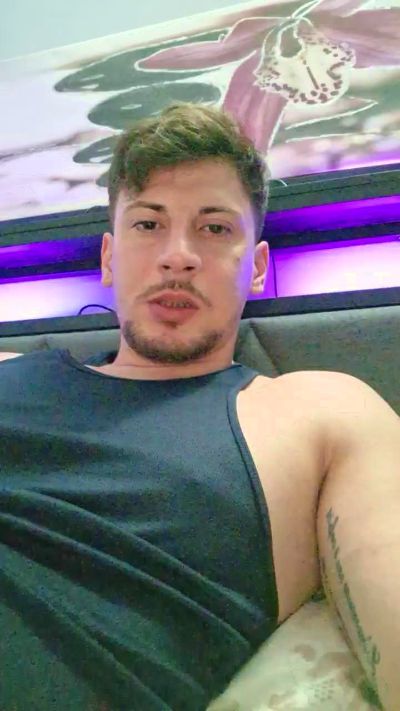 Friend999 live cam on Cam4