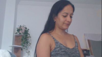 GOLDENBOOTY live cam on Cam4
