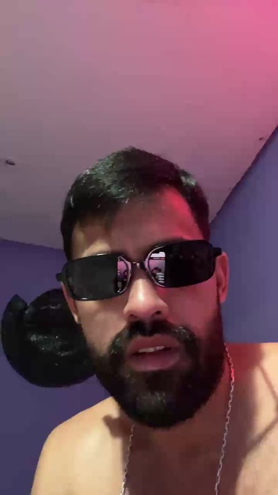 Gggggggvbbl live male webcam from Argentina