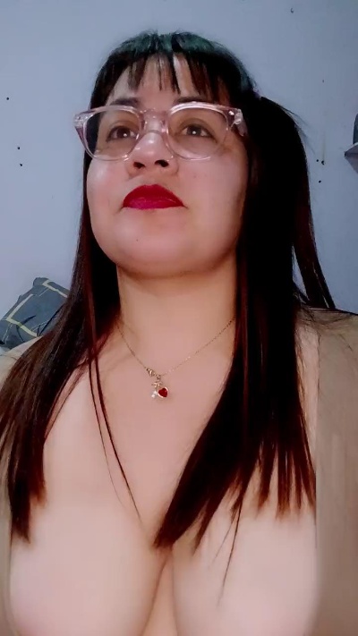 Giulicurvy live cam on Cam4