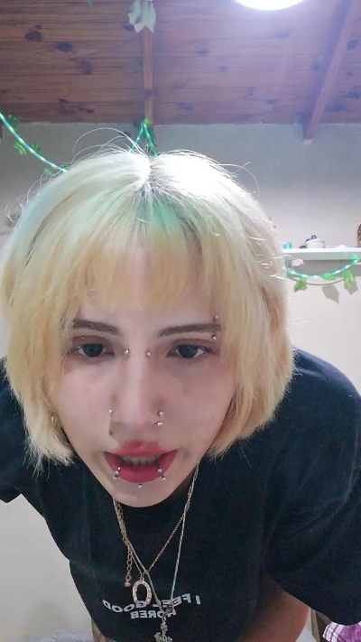 Gl0w live cam on Cam4