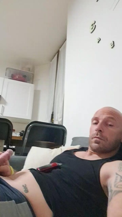 Gnaro90 live cam on Cam4