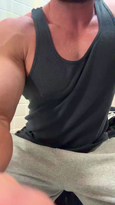 Hardbody09 live cam on Cam4