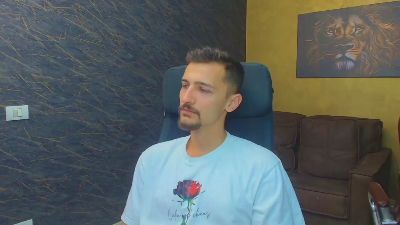 le modèle HayesNova est en webcam porno dans un show sur le site cam4, il possède les tags suivants: 