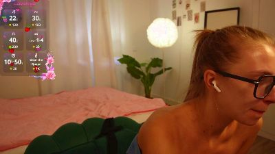 HelloKikky_ live cam on Cam4