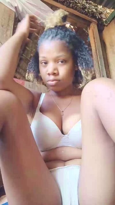 Heritiana974 live cam on Cam4