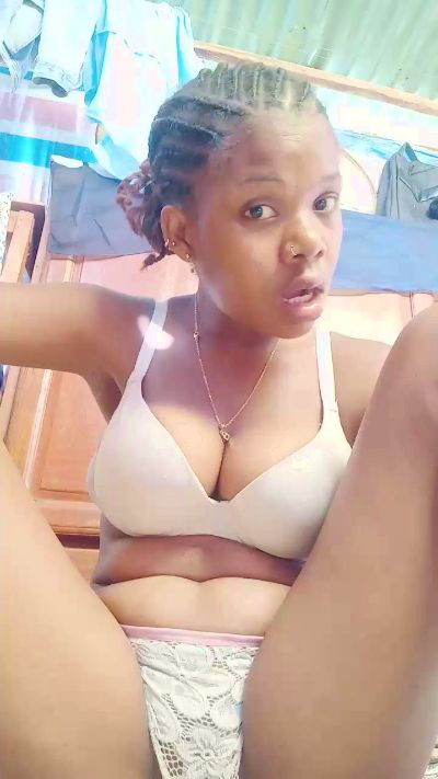 Heritiana974 live cam on Cam4