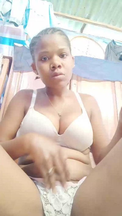 Heritiana974 live cam on Cam4
