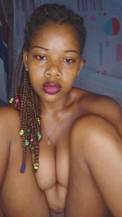Heritiana974 live cam on Cam4