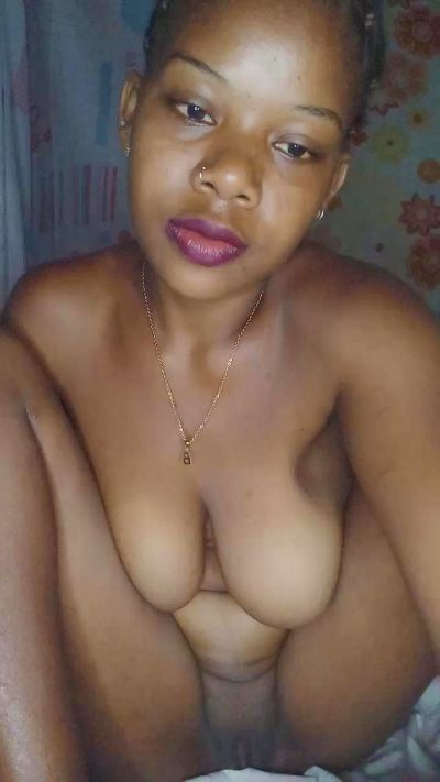 Heritiana974 live cam on Cam4