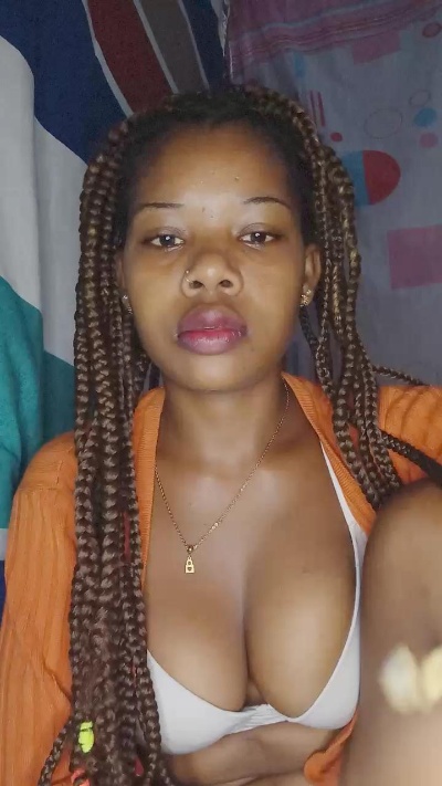 Heritiana974 live cam on Cam4