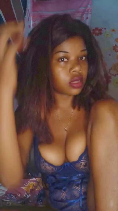Heritiana974 live cam on Cam4