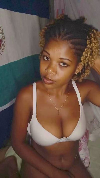 Heritiana974 live cam on Cam4