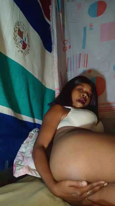 Heritiana974 live cam on Cam4