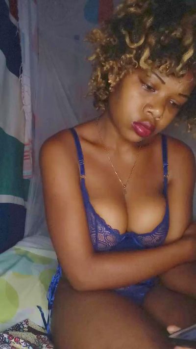 Heritiana974 live cam on Cam4