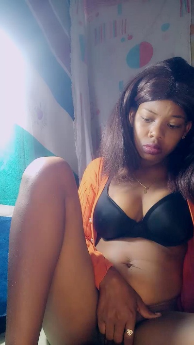 Heritiana974 live cam on Cam4