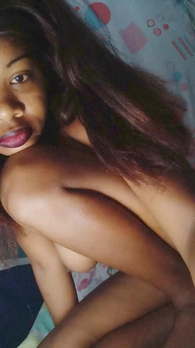 Heritiana974 live cam on Cam4